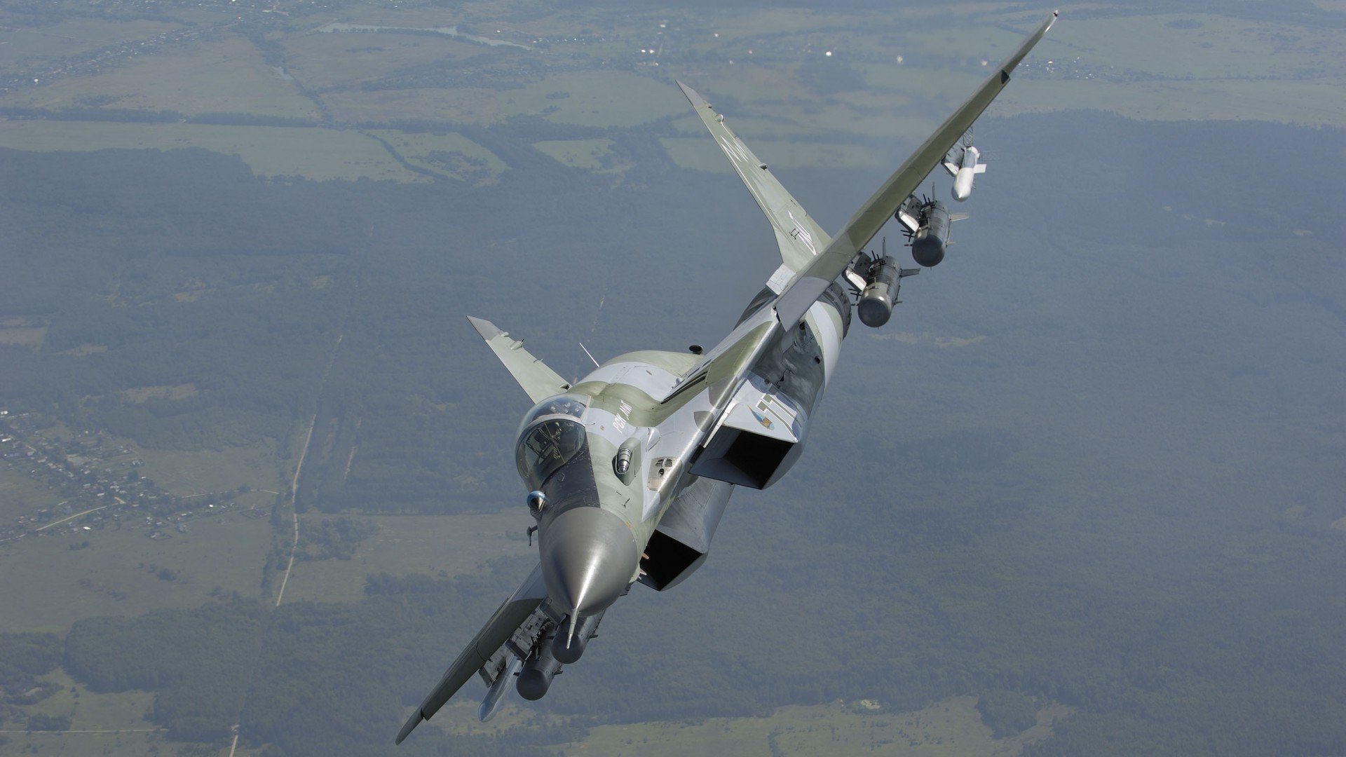 弯道上的双线攻防，当F1引擎轰鸣遇见安哥拉斩落瑞典的绿茵传奇